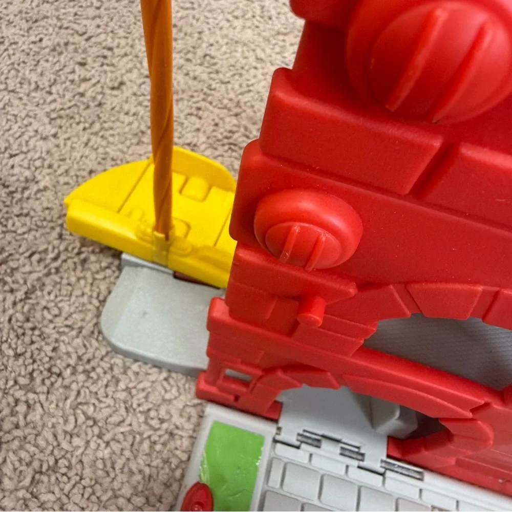 Tonka Chuck & Friends Fold ’N Go Garage Playset with Car